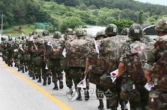 육군·해병대 20 완전군장 행군 유지…'정예신병' 키운다