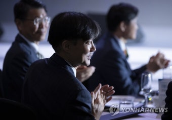 박수치는 조국 장관