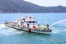 소화수 살포하는 경비함정