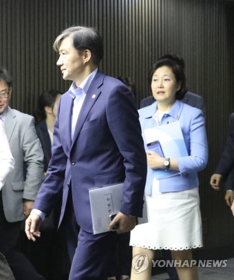 워크숍 들어서는 조국 법무부 장관
