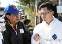 농장주에게 방역 당부하는 김현수 장관