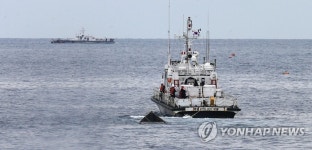 예인되는 북한 목선