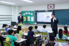 일일교사 활동하는 진영 행안부 장관