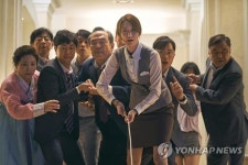 영화 엑시트 속 닫힌 옥상문 없앤다…불나면 스스로 열리게