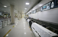 태풍에 텅 빈 제주공항 국제선