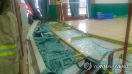 태풍경보 속 와르르 떨어진 체육관 유리창