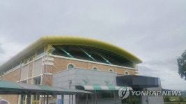 태풍경보 속 유리창 떨어져 나간 체육관