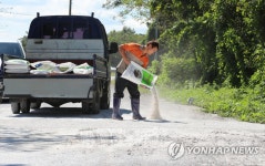 태풍에 방역 약품 휩쓸려가