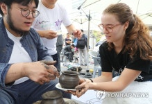 물레 체험으로 직접 빚은 토기