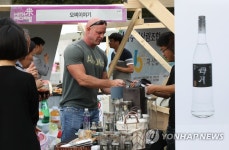 전통주 구입하는 외국인