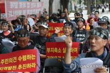 SK 앞 집회하는 원삼면 주민들