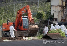 살처분 작업하는 방역당국 관계자들