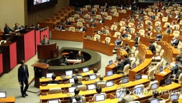 일문일답 마치고 자리로 돌아오는 조국 장관