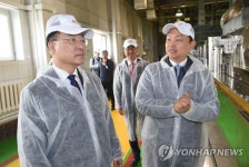 러시아 K-푸드기업 팔도도시락 현지공장 찾은 홍남기 부총리