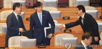 웃지 못하는 조국 법무부 장관