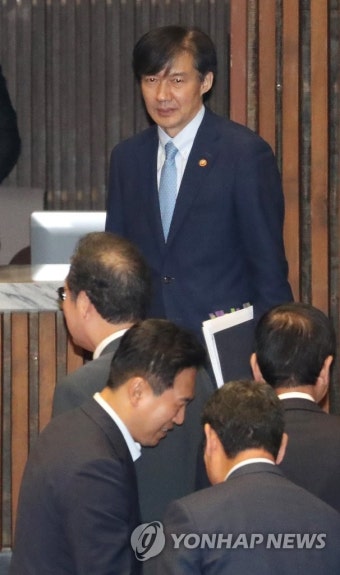 무거운 표정으로 본회의장 나가는 조국 법무부 장관