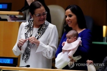 38세 엘살바도르 대통령, 유엔총회 연단에 올라 셀카