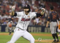 환호하는 박건우, 두산 공동 1위