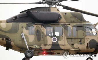 헬기에서 손 흔드는 문 대통령