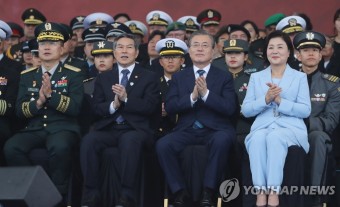국군의 날 공중분열 관람하는 문 대통령