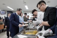 배식받는 문 대통령