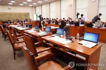 국감장에서 퇴장한 한국당 의원들