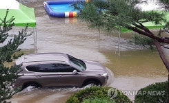 물에 잠긴 강변 둔치에서 차량 탈출