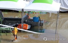 폭우로 잠긴 축제장 먹거리 장터