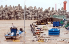 태풍 피해 덮친 삼척 신남항