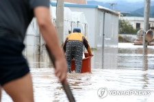 조심스럽게 지나가는 주민