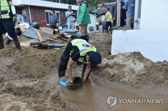 수해 복구 힘 보태는 강원경찰