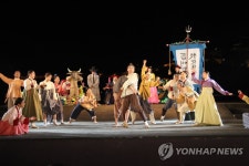 공연 펼치는 극단현장