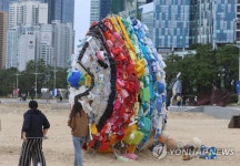 해양쓰레기 심각 해운대 등장한 플라스틱 물고기