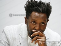 생각에 잠긴 레쥬 리 감독