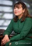인터뷰하는 장은실 연출