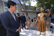 평화의소녀상 바라보는 채현일 구청장