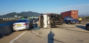 남해2지선 고속도로서 7중 추돌사고…1명 사망·4명 부상