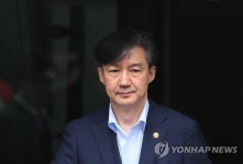 자택 나서는 조국