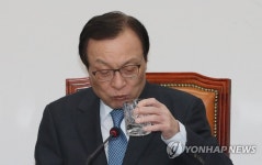 물 마시는 이해찬 대표