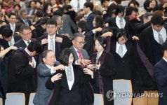 가족이 입혀주는 법복