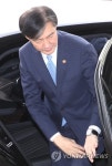 출근하는 조국 법무부 장관