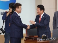 얘기하는 이철우 경북지사와 김한표 감사반장