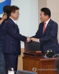 얘기하는 이철우 경북지사와 김한표 감사반장