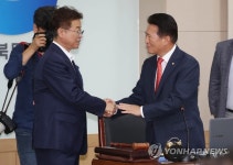 얘기하는 이철우 경북지사와 김한표 감사반장