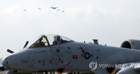시범비행하는 CN-235와 KT-1