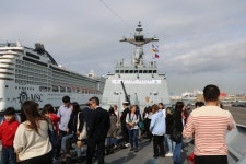 순항훈련 문무대왕함 伊서 웅장한 위용 과시…외국인들도 탄성