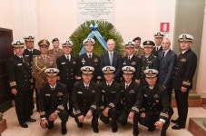 순항훈련 문무대왕함 伊서 웅장한 위용 과시…외국인들도 탄성