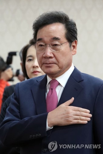 국민의례 하는 이낙연 총리