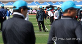 게이트볼 하는 노인들