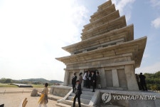 미륵사지 석탑 내부 구경하는 의원들